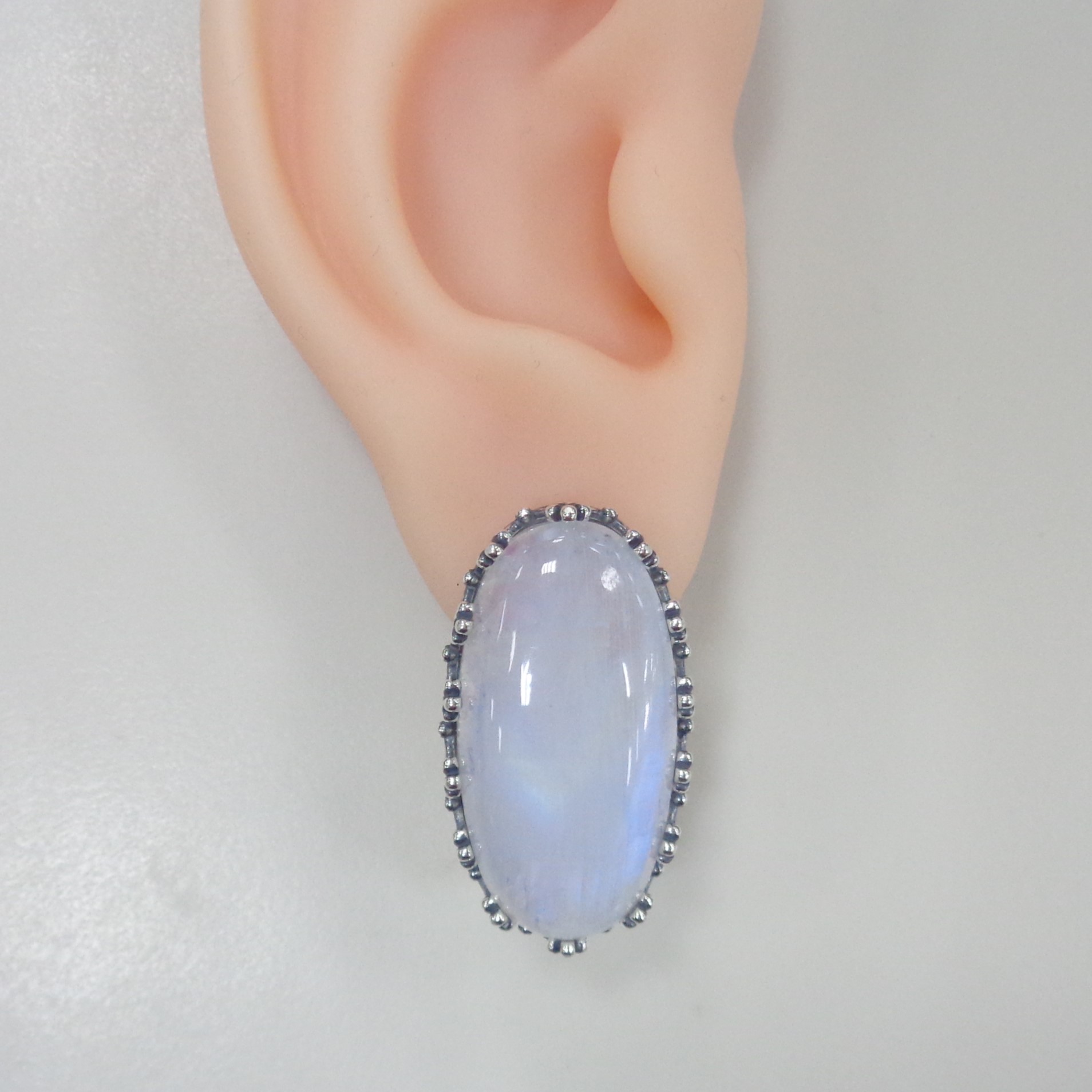 Серебряные серьги с лунными камнями